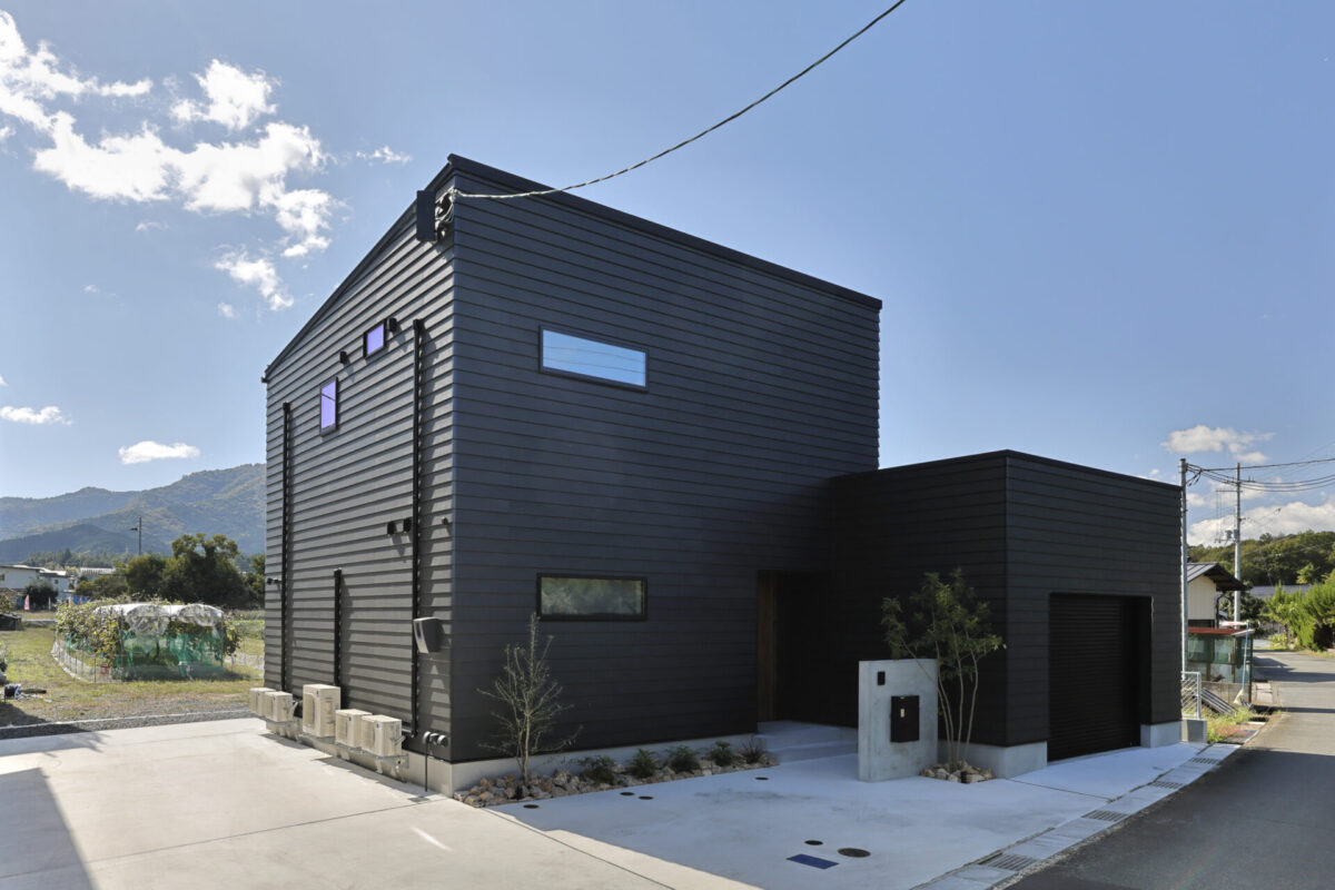 趣味に没頭できるガレージスタイルの家